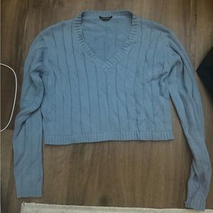 Blue cropped sweater with a v neck